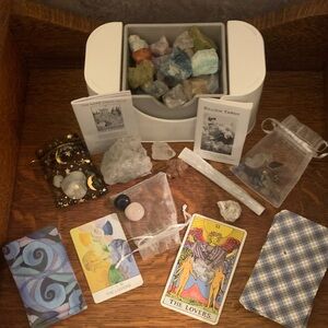 Tarot & Crystal Reading Set with The Lovers Card - Multicolor